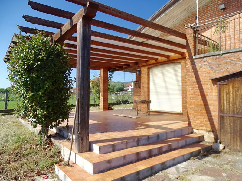 Casa Indipendente in Vendita a Luni, zona Luni Antica, 450'000€, 242 m², con Box