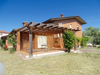 Casa Indipendente in Vendita a Luni, zona Luni Antica, 450'000€, 242 m², con Box