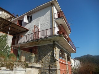 Casa Semi Indipendente in Vendita a Brugnato, zona Bozzolo, 205'000€, 200 m²