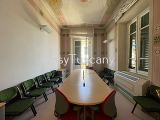 Ufficio in Affitto a Lucca, 4'500€, 198 m²