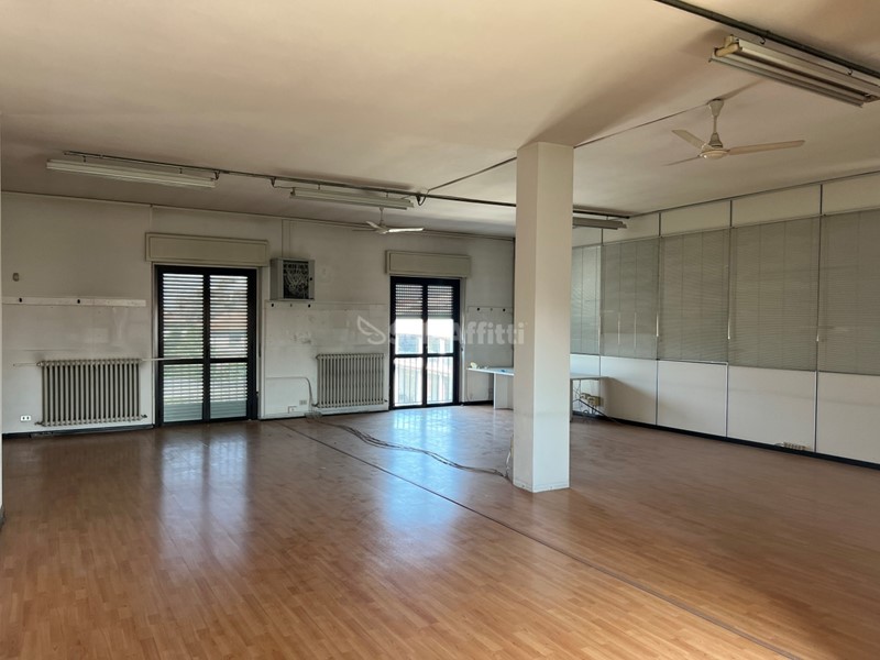 Ufficio in Affitto a Varedo, 1'900€, 400 m²