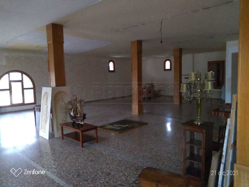 Immobile commerciale in Affitto a Rosà, 1'700€, 300 m²