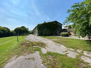 Terreno industriale in Vendita a Vicenza, zona CASSOLA, 415'000€, 1700 m²