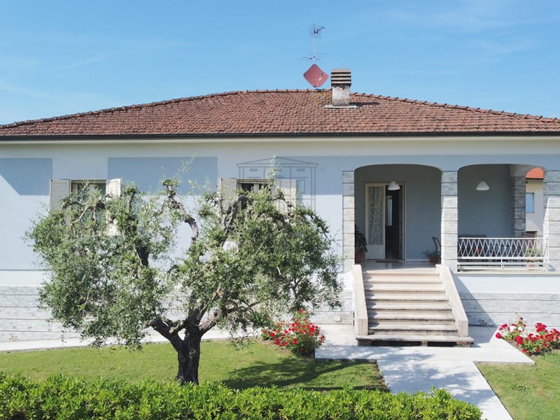Villa in Vendita a Lucca, 595'000€, 200 m², con Box