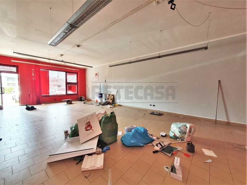 Ufficio in Affitto a Torri di Quartesolo, 600€, 83 m²