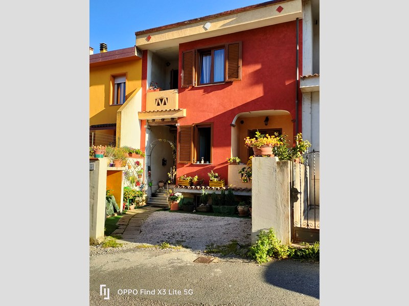 Villetta a schiera in Vendita a Nuoro, zona Città nuova, 250'000€, 163,effettivi, con Box
