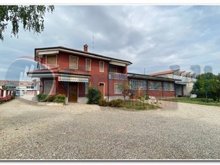 Villa in Vendita a Abbiategrasso, 400 m²