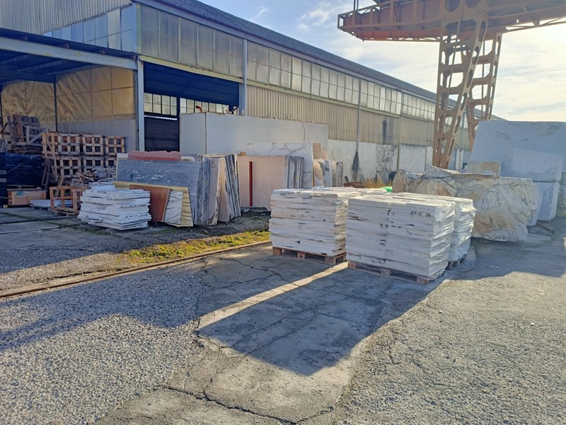 Capannone in Vendita a Castelnuovo Magra, 800'000€, 340 m²