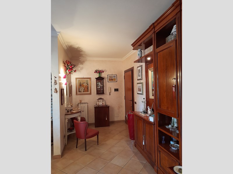 Appartamento in Vendita a Roma, zona Arco di travertino, 450'000€, 120 m²