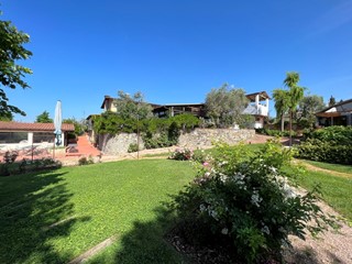 Attività commerciale in Vendita a Castelnuovo Magra, 900'000€, 295 m²