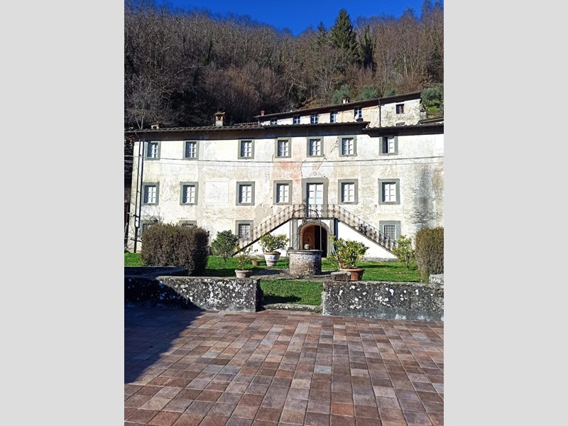 Villa in Vendita a Pescaglia, zona Convalle, 420'000€, 380 m²