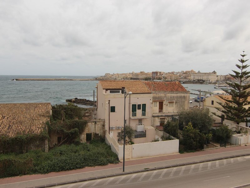 Trilocale in Vendita a Siracusa, zona Piazza Santa Lucia, 70'000&euro;, 85 m²