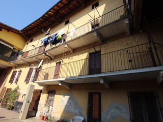 Casa Semi Indipendente in Vendita a Momo, 70'000€, 260 m²