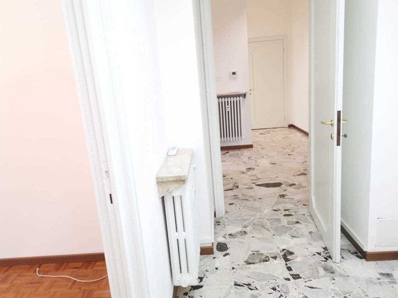 Ufficio in Affitto a Pavia, 1'000€, 110 m²