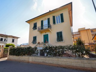 Villa in Vendita a Lucca, zona Sant'Anna, 730'000€, 300 m², con Box