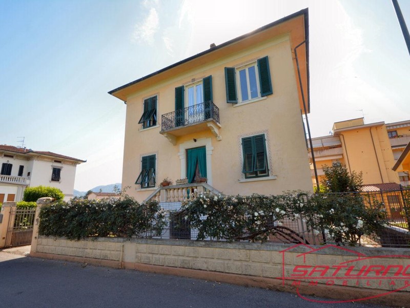 Villa in Vendita a Lucca, zona Sant'Anna, 730'000€, 300 m², con Box