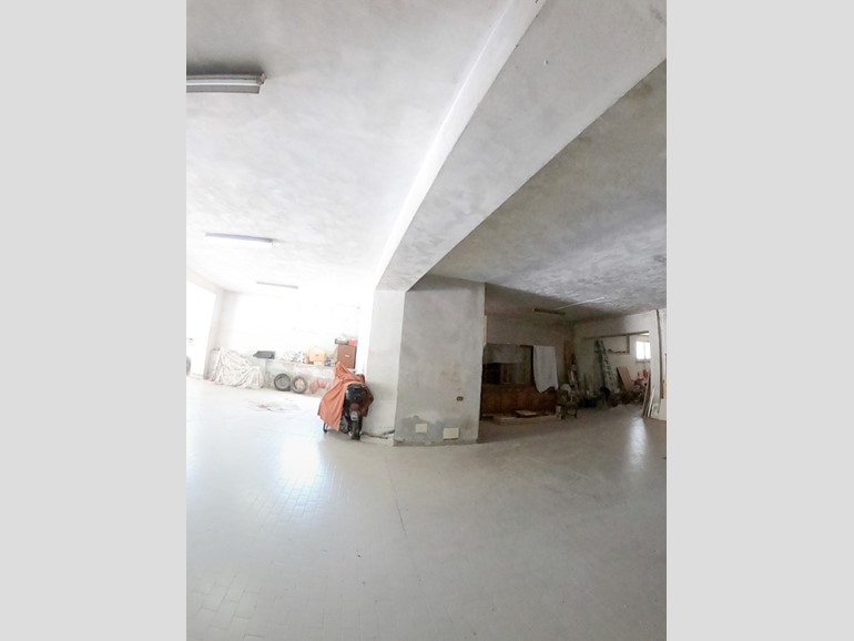 Magazzino in Vendita a Jesi, zona ZONA 2B, 140'000€, 275 m²