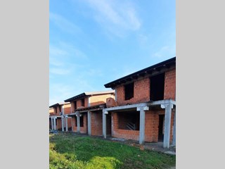 Quadrilocale in Vendita a Inverno e Monteleone, zona Via Alessandro Manzoni , 215'000€, 140 m², con Box