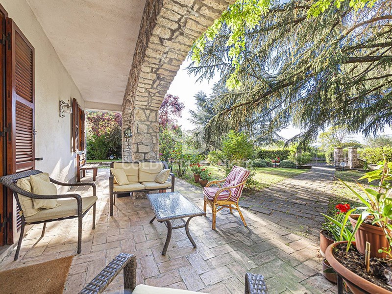 Villa in Vendita a Viterbo, zona Bagnaia, 545'000€, 350 m²