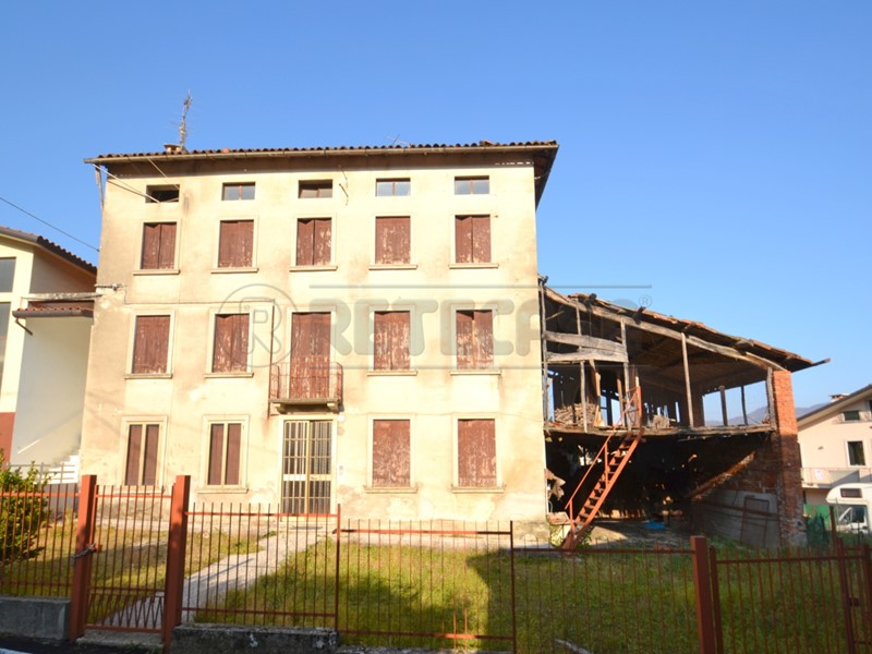 Casa Indipendente in Vendita a Valdagno, zona Piana, 58'000€, 434 m²
