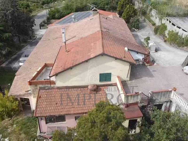Attività commerciale in Vendita a Dolceacqua, 4200 m²