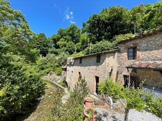 Casa Indipendente in Vendita a Camaiore, zona Lombrici, 429'000&euro;, 385 m²