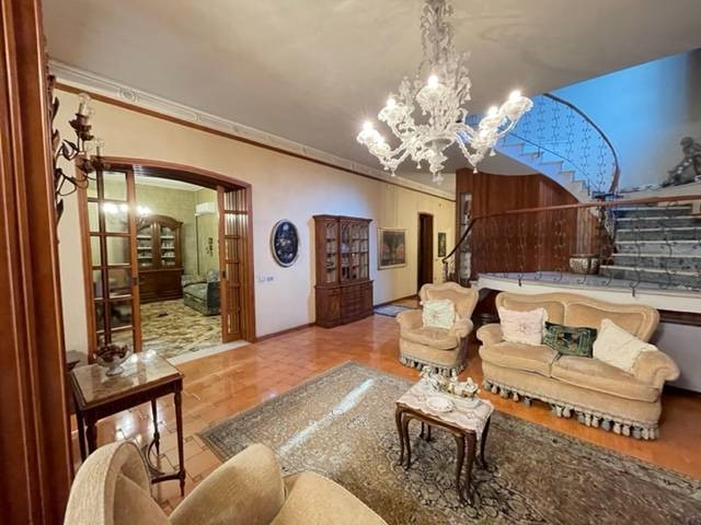 Casa Indipendente in Vendita a Mantova, zona Borgo Chiesanuova, 900'000€, 545 m²