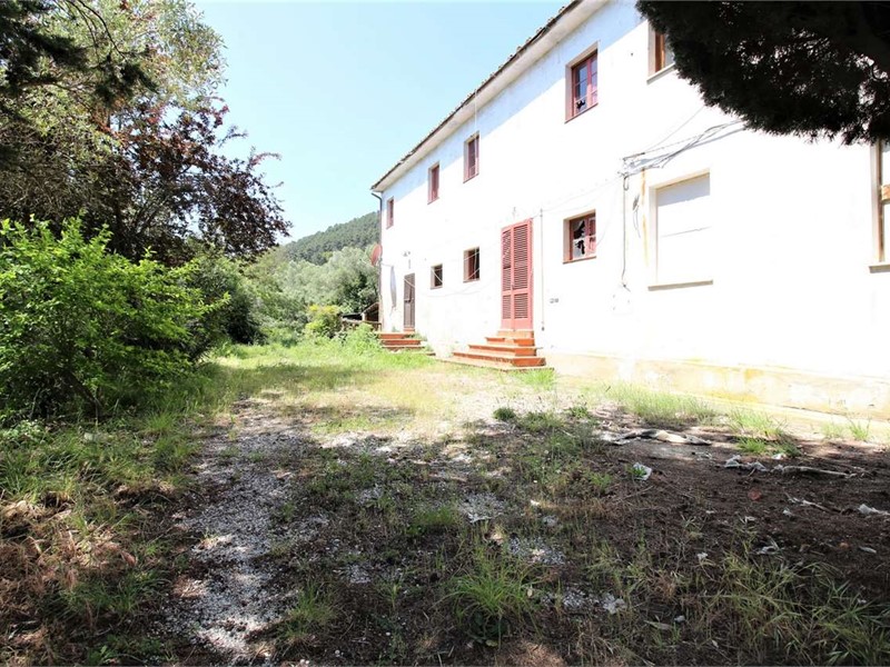 Casale in Vendita a Buti, 469'000€, 600 m²
