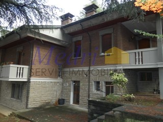 Villa in Vendita a Cesena, zona Monte, 690'000€, 330 m², con Box
