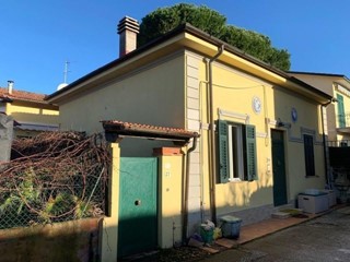 Casa Indipendente in Vendita a Pietrasanta, zona Marina Di Pietrasanta, 490'000€, 70 m², arredato