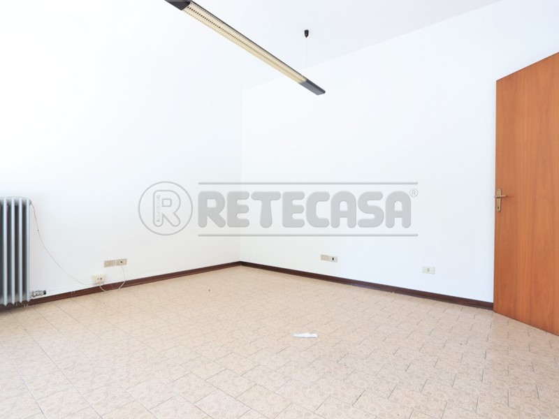 Immobile commerciale in Affitto a Castegnero, 350€, 61 m²