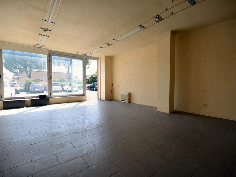 Immobile commerciale in Vendita a Lucca, zona San Marco, 125'000€, 100 m²
