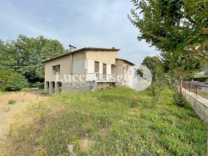 Villa in Vendita a Lucca, zona Ponte a Moriano, 360'000€, 230 m²