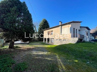 Villa in Vendita a Lucca, zona Ponte a Moriano, 330'000€, 230 m²