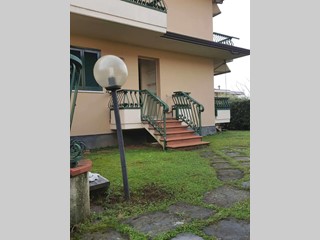 Villa bifamiliare in Vendita a Massa, 480'000€, 250 m², con Box