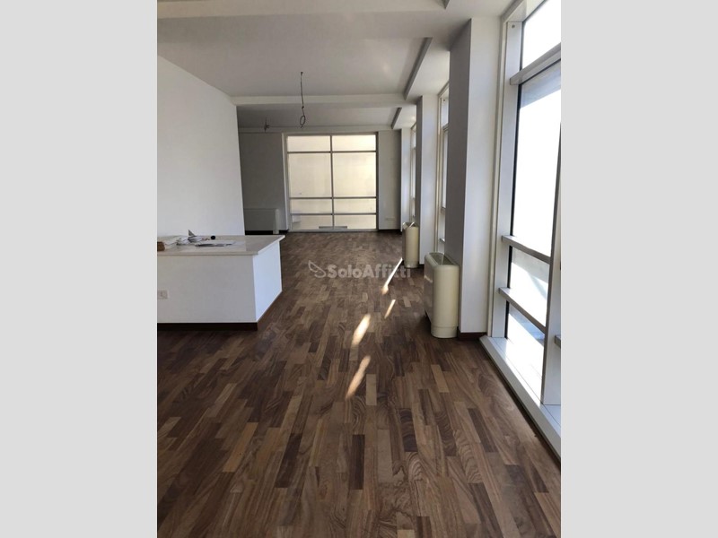 Ufficio in Affitto a Pescara, 4'200€, 450 m², con Box