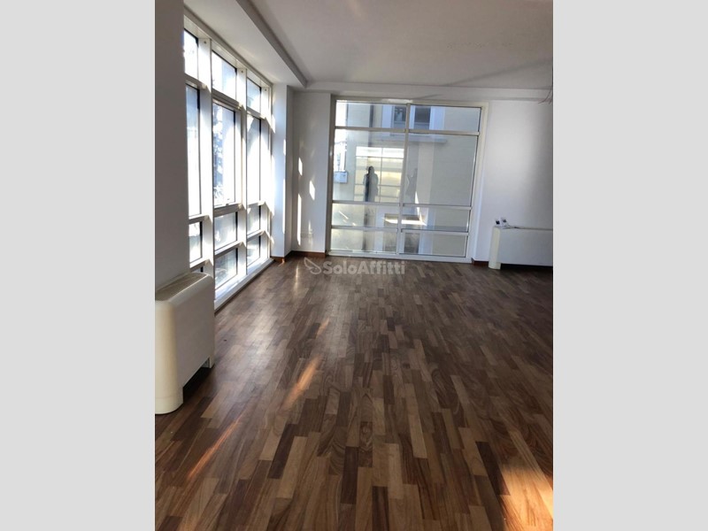 Ufficio in Affitto a Pescara, 4'200€, 450 m², con Box