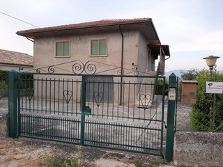 Casa Indipendente in Vendita a Castro dei Volsci, zona Crespasa, 130'000€