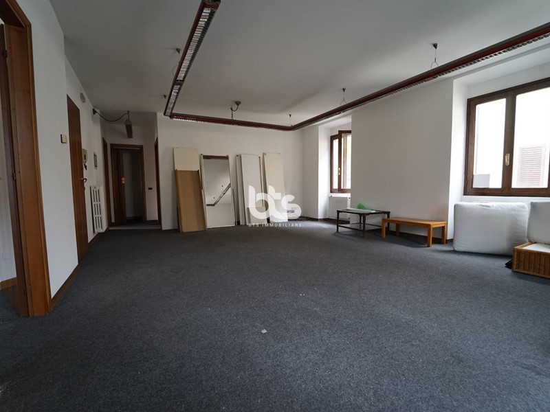 Ufficio in Affitto a Sarnico, 1'200€, 90 m²