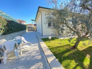 Casa Indipendente in Affitto a Pietrasanta, zona Marina Di Pietrasanta, 2'500€, 85 m², arredato