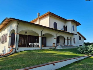 Casa Indipendente in Vendita a Pietrasanta, zona pietrasanta, 2'400'000€, 600 m², arredato