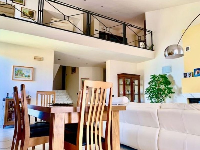 Villa in Vendita a Luni, 850'000€, 400 m², con Box