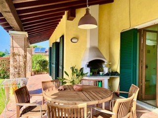 Villa in Vendita a Luni, 850'000€, 400 m², con Box