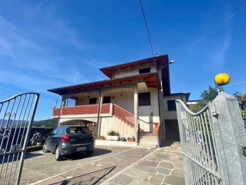 Villa in Vendita a Luni, 399'000€, 240 m², con Box