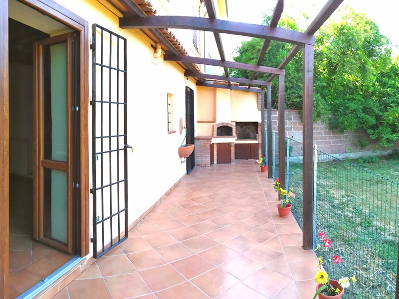 Villetta a schiera in Vendita a Pontedera, zona Le Melorie /Gello, 225'000€, 175 + 2 resedi mq 50, +2.000 mq di giardino