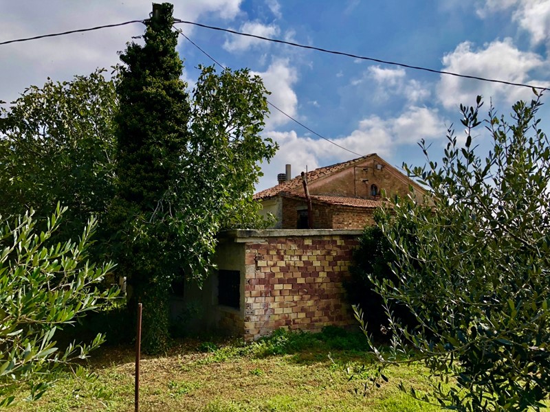 Casa Indipendente in Vendita a Monsano, 140'000€, 464 m², con Box