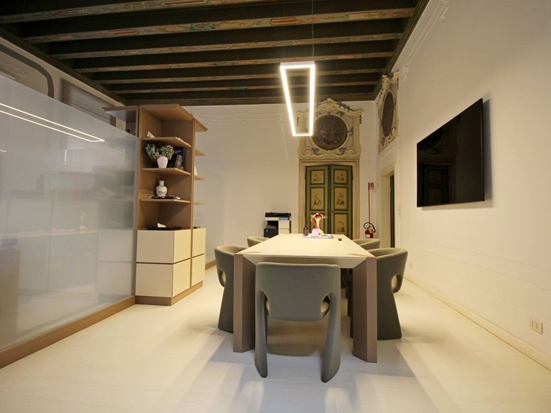 Ufficio in Affitto a Verona, zona Centro storico, 4'000€, 250 m²
