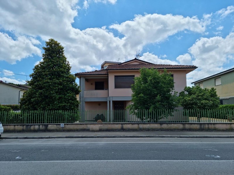 Casa Indipendente in Vendita a Castelfranco di Sotto, 350'000€, 226 m², con Box