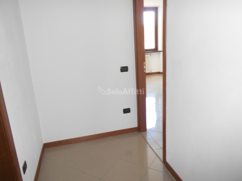 Magazzino in Affitto a Cermenate, 600€, 100 m²