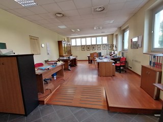 Ufficio in Affitto a Senago, 3'000€, 300 m², arredato